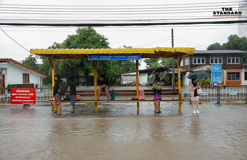 ภาพสถานการณ์น้ำท่วมสูงบนถนนแจ้งวัฒนะ รถเล็กไม่สามารถสัญจรได้ 7