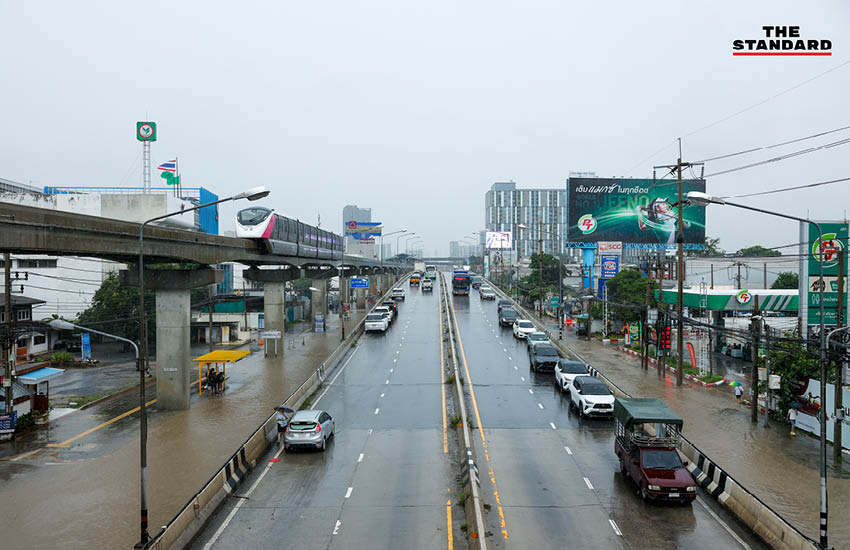 ภาพสถานการณ์น้ำท่วมสูงบนถนนแจ้งวัฒนะ รถเล็กไม่สามารถสัญจรได้ 8