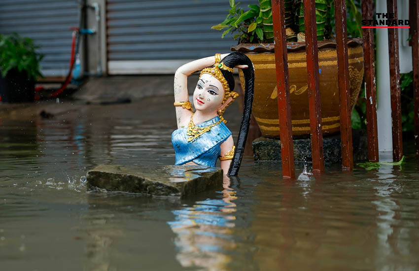 ภาพสถานการณ์น้ำท่วมสูงบนถนนแจ้งวัฒนะ รถเล็กไม่สามารถสัญจรได้ 9