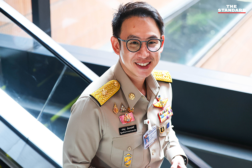 ไชยชนก ชิดชอบ รัฐมนตรีว่าการกระทรวงดิจิทัลเพื่อเศรษฐกิจและสังคม ให้สัมภาษณ์สื่อมวลชนกรณีสินบน 40 ล้านบาท 4