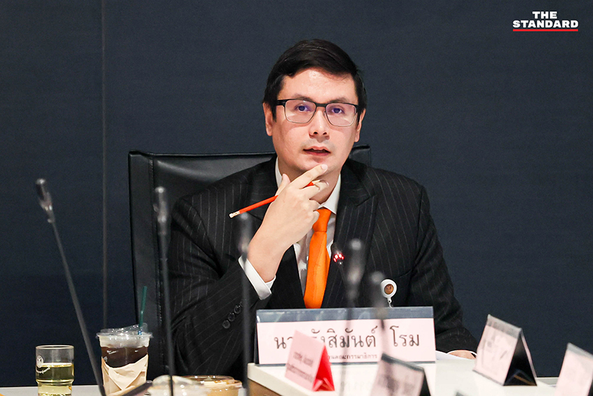 รังสิมันต์ โรม ประธานกรรมาธิการการกฎหมายฯ แถลงข่าว 1