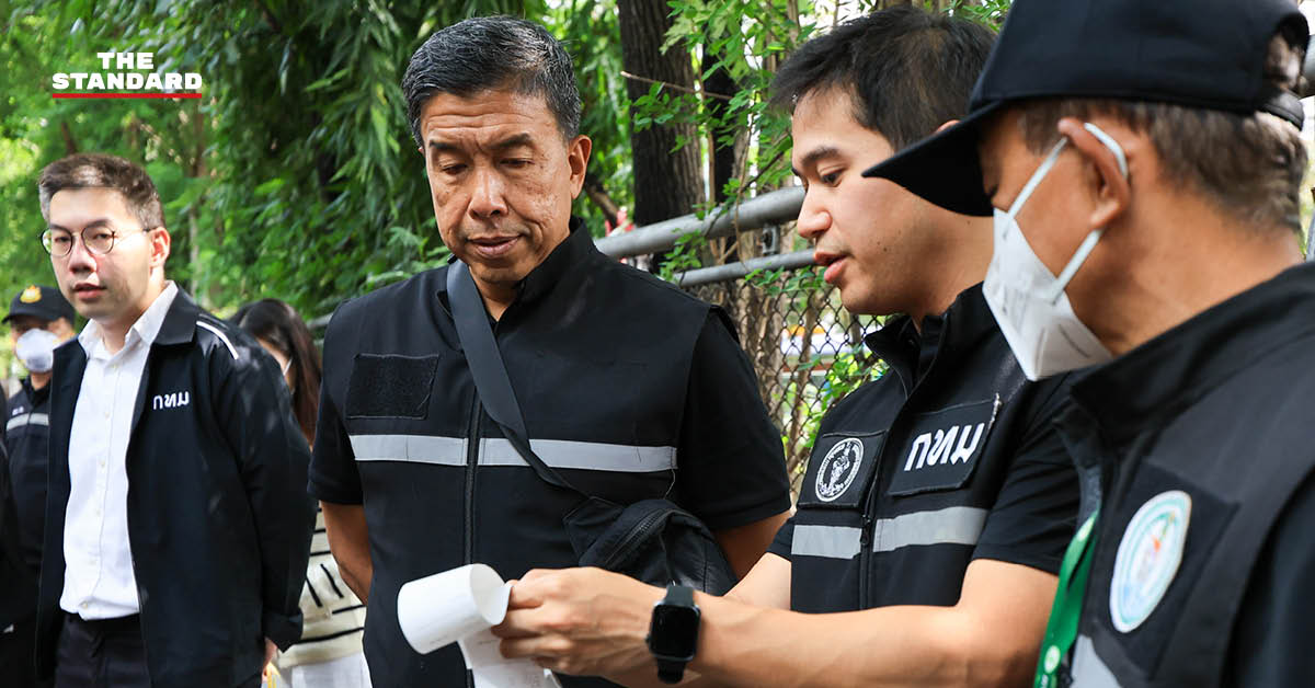 ภาพ ชัชชาติ สิทธิพันธุ์ ผู้ว่าราชการกรุงเทพมหานคร กำลังให้สัมภาษณ์สื่อมวลชน