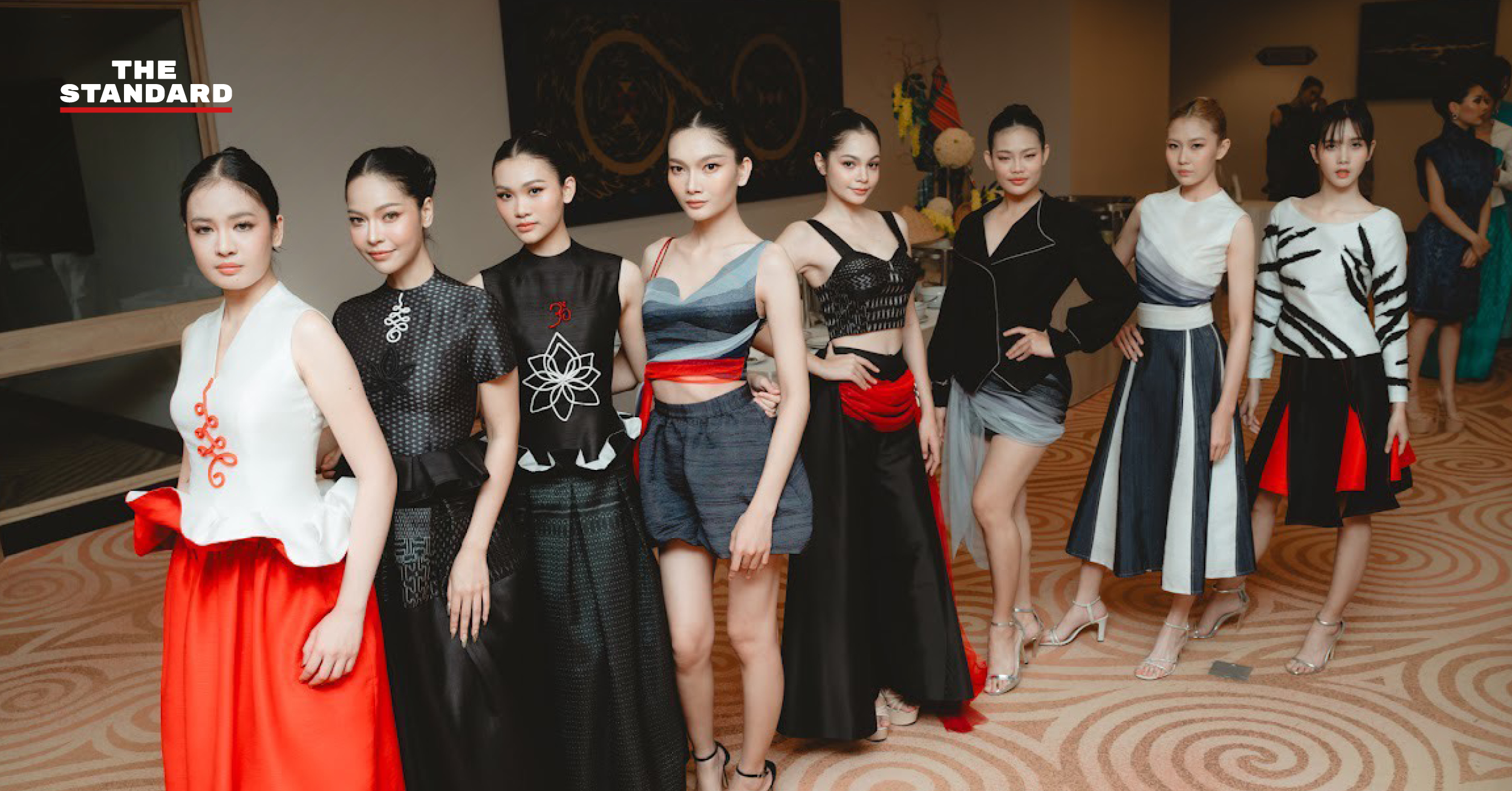 ศศิมนัส บุนนาค หรือ ไมก้า ดีไซเนอร์ Gen Z และ ชญณา ศิริภิรมย์ เจ้าของแบรนด์ Chayanna ยืนอยู่ข้างนางแบบที่สวมใส่ชุดผ้าไหมจากคอลเล็กชัน ‘Mutelu’