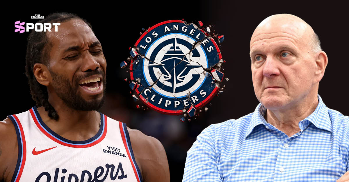 ภาพประกอบแสดงโลโก้ LA Clippers ที่แตกร้าว โดยมี คาไว เลนเนิร์ด และ สตีฟ บอลเมอร์ อยู่คนละฝั่ง