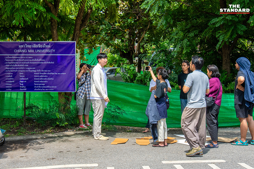 กลุ่มนักศึกษาและประชาคม มช. รวมตัวคัดค้านการรื้อถอนหอพักอ่างแก้ว บริเวณหน้าพื้นที่ที่ถูกล้อมรั้ว 9