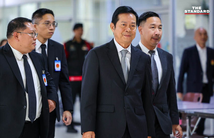 บรรยากาศบริเวณโถงสำนักงานศาลรัฐธรรมนูญระหว่างรอการวินิจฉัยคดีบาร์โค้ด 2