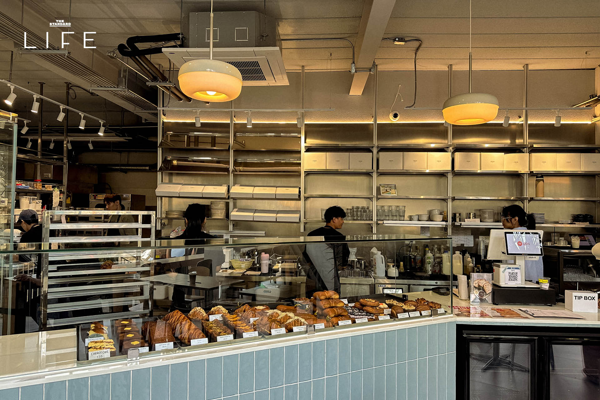 ภาพขนมเบเกอรีครัวซองต์และเดนิชหลากหลายชนิดในร้าน CRENN Bakery สาขาเอกมัย 1