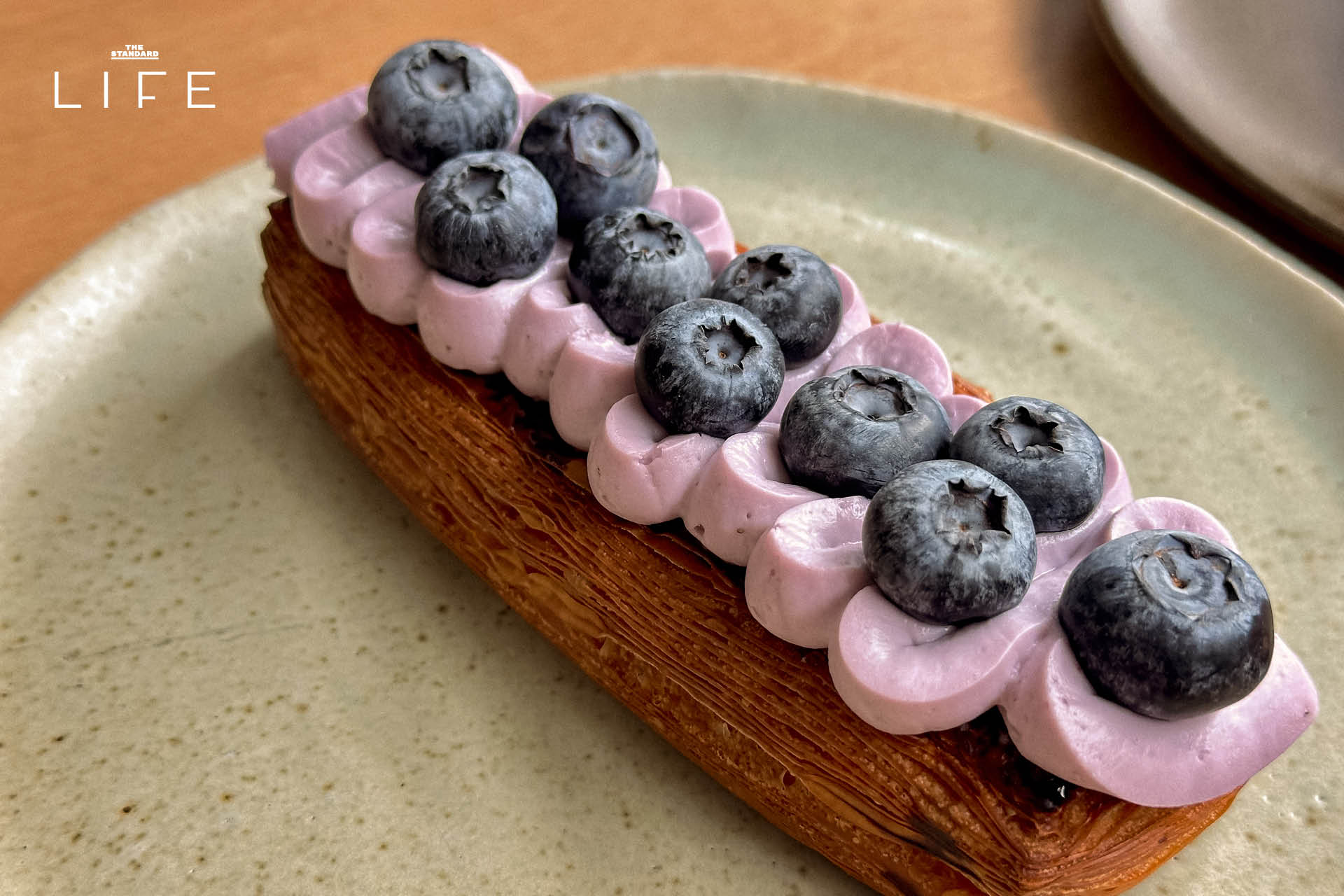 ภาพขนมเบเกอรีครัวซองต์และเดนิชหลากหลายชนิดในร้าน CRENN Bakery สาขาเอกมัย 10