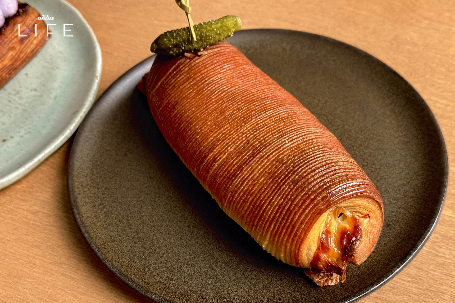 ภาพขนมเบเกอรีครัวซองต์และเดนิชหลากหลายชนิดในร้าน CRENN Bakery สาขาเอกมัย 11