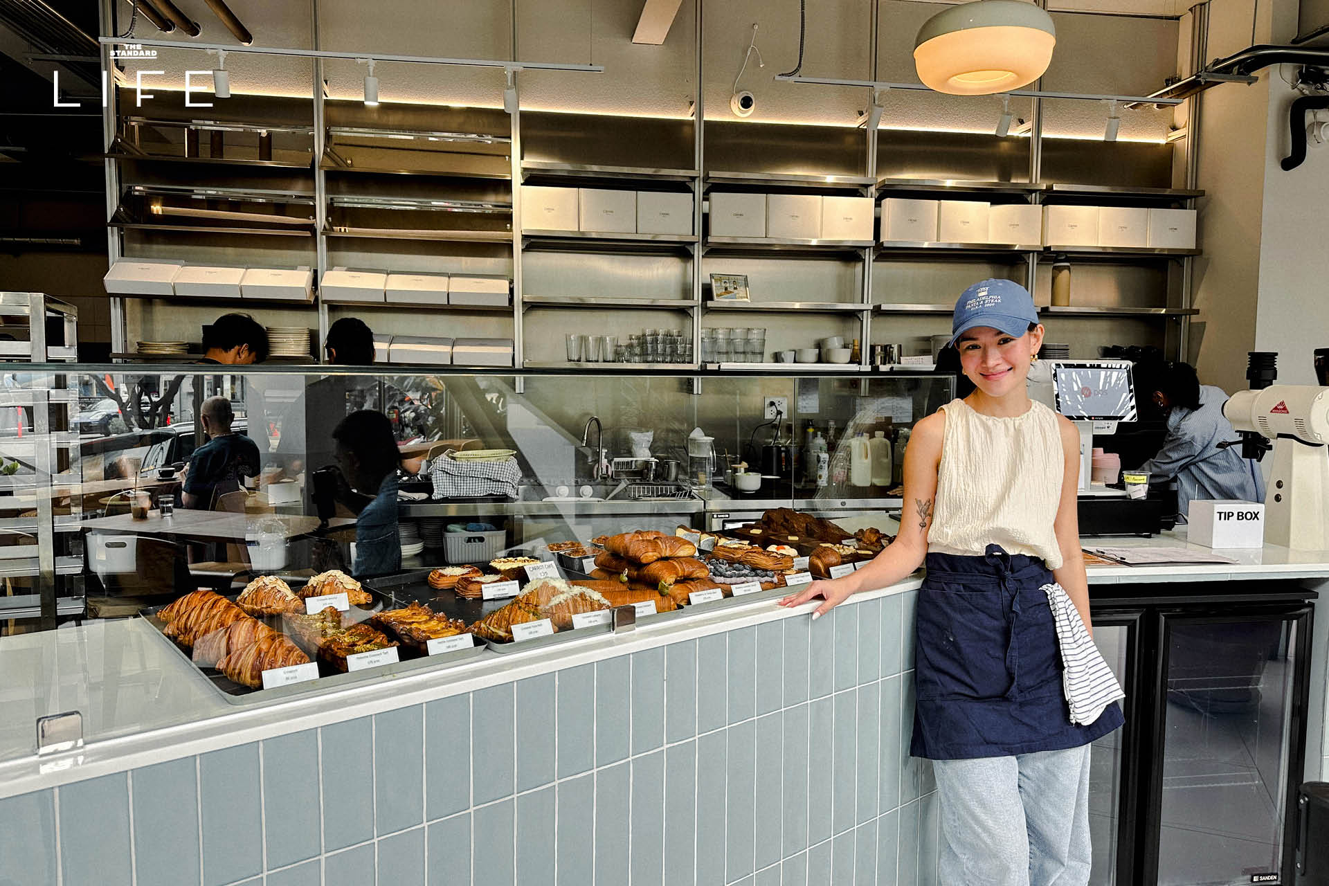 ภาพขนมเบเกอรีครัวซองต์และเดนิชหลากหลายชนิดในร้าน CRENN Bakery สาขาเอกมัย 2