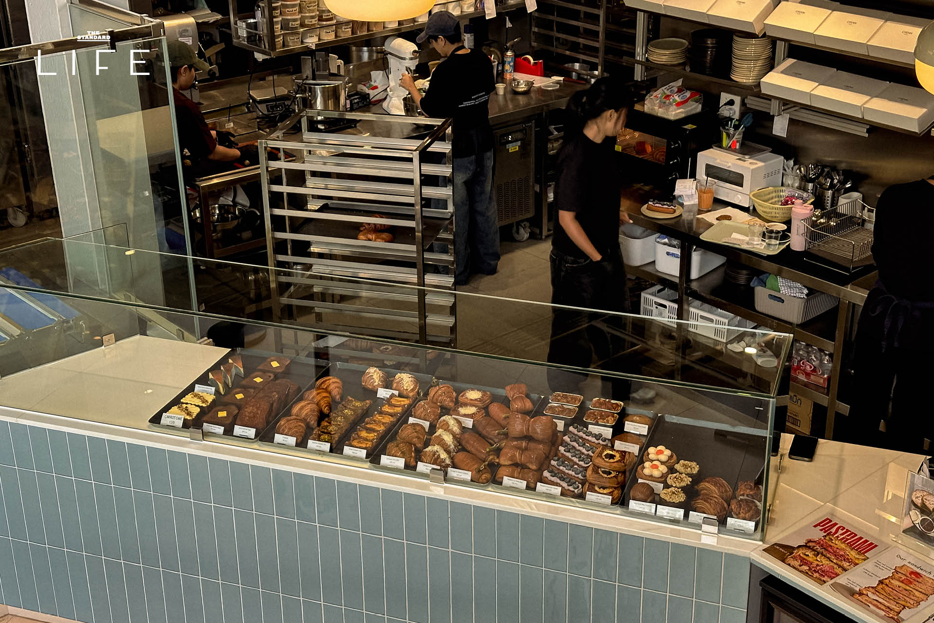 ภาพขนมเบเกอรีครัวซองต์และเดนิชหลากหลายชนิดในร้าน CRENN Bakery สาขาเอกมัย 3
