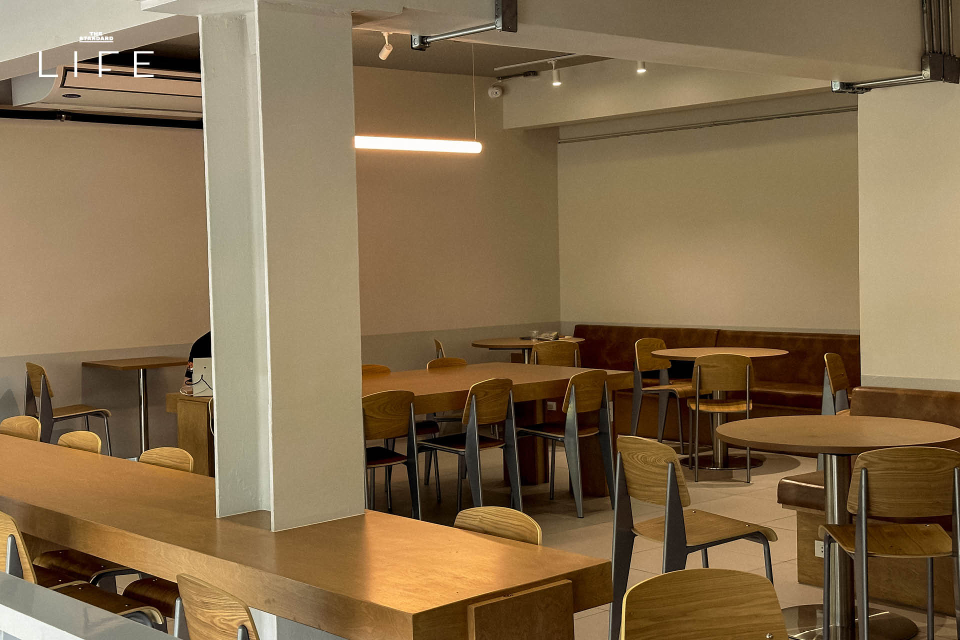 ภาพขนมเบเกอรีครัวซองต์และเดนิชหลากหลายชนิดในร้าน CRENN Bakery สาขาเอกมัย 5