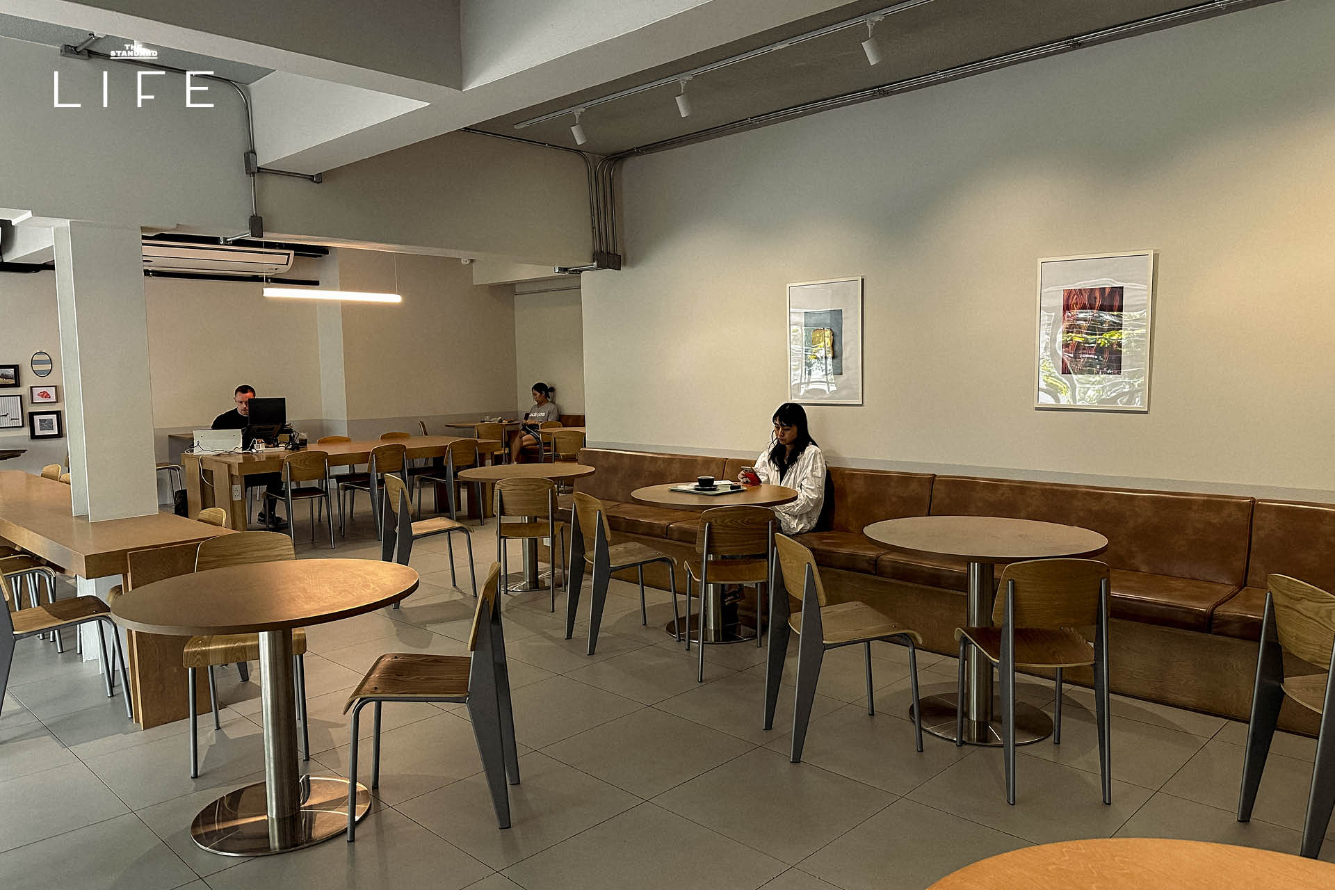 ภาพขนมเบเกอรีครัวซองต์และเดนิชหลากหลายชนิดในร้าน CRENN Bakery สาขาเอกมัย 6