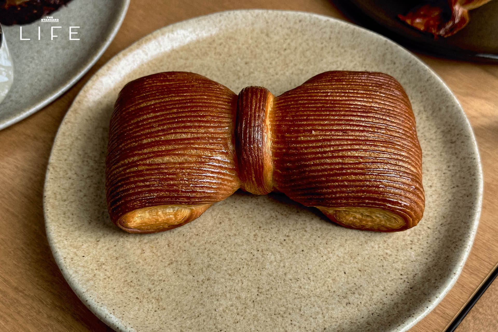 ภาพขนมเบเกอรีครัวซองต์และเดนิชหลากหลายชนิดในร้าน CRENN Bakery สาขาเอกมัย 9