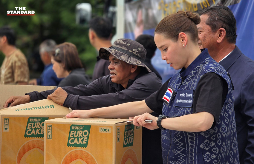 ภาพเจ้าหน้าที่และจิตอาสากำลังจัดเตรียมอาหารปรุงสุกบรรจุกล่องเพื่อนำไปแจกจ่ายแก่ผู้ประสบภัยน้ำท่วม 1