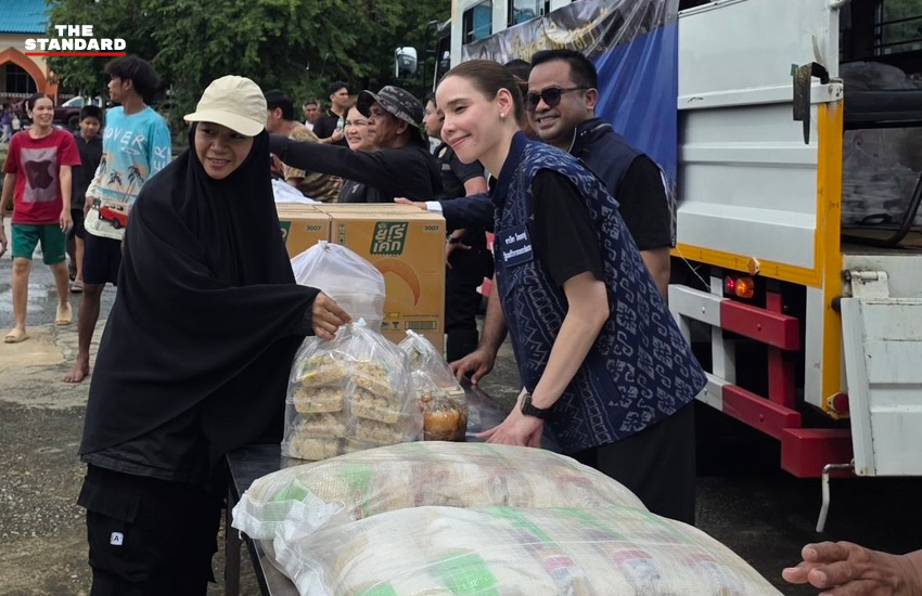 ภาพเจ้าหน้าที่และจิตอาสากำลังจัดเตรียมอาหารปรุงสุกบรรจุกล่องเพื่อนำไปแจกจ่ายแก่ผู้ประสบภัยน้ำท่วม 2