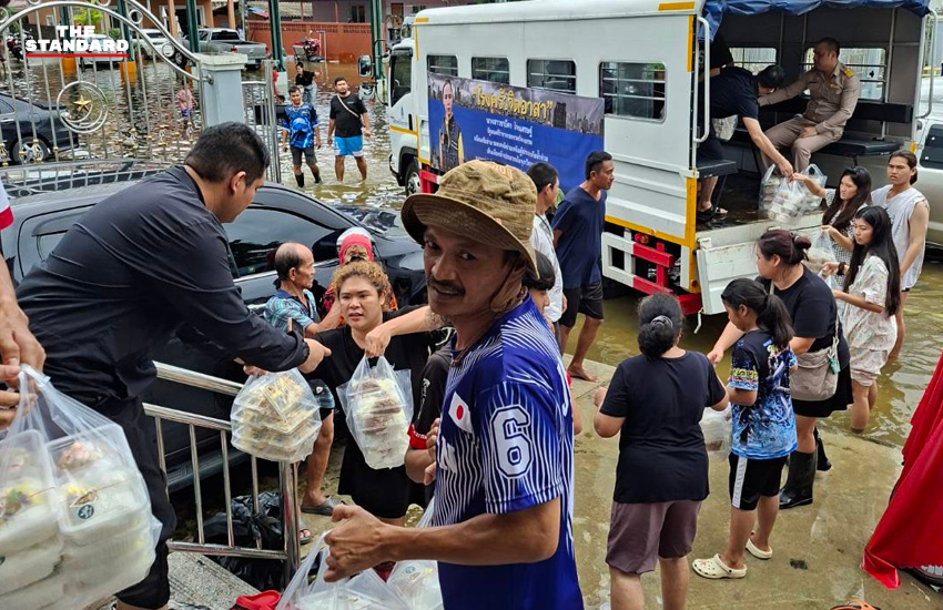 ภาพเจ้าหน้าที่และจิตอาสากำลังจัดเตรียมอาหารปรุงสุกบรรจุกล่องเพื่อนำไปแจกจ่ายแก่ผู้ประสบภัยน้ำท่วม 6