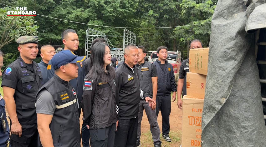 เจ้าหน้าที่กรมศุลกากรแถลงข่าวพร้อมของกลางบุหรี่เถื่อนจำนวนมากที่ยึดได้ 2