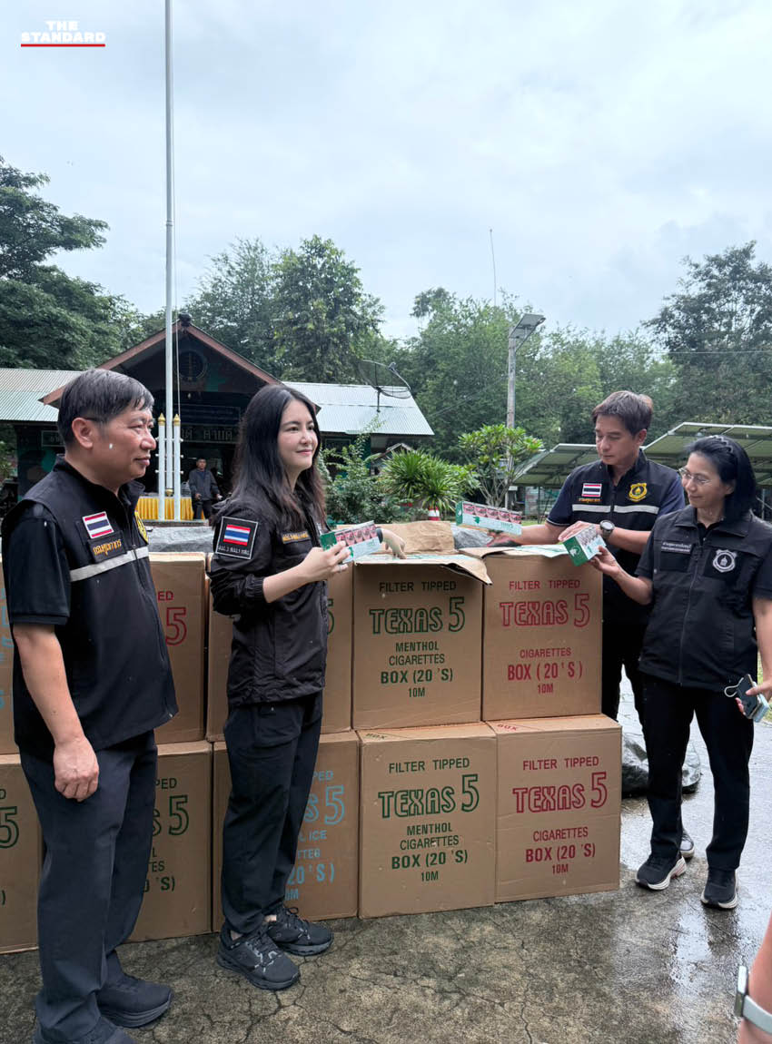เจ้าหน้าที่กรมศุลกากรแถลงข่าวพร้อมของกลางบุหรี่เถื่อนจำนวนมากที่ยึดได้ 6