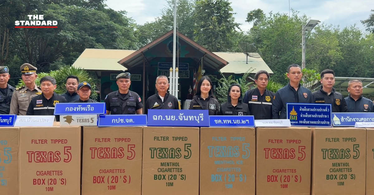 เจ้าหน้าที่กรมศุลกากรแถลงข่าวพร้อมของกลางบุหรี่เถื่อนจำนวนมากที่ยึดได้