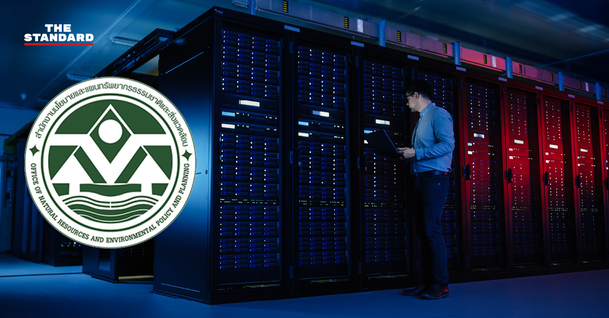 ภาพศูนย์ข้อมูล (Data Center) ที่มีแผงเซิร์ฟเวอร์เรียงราย