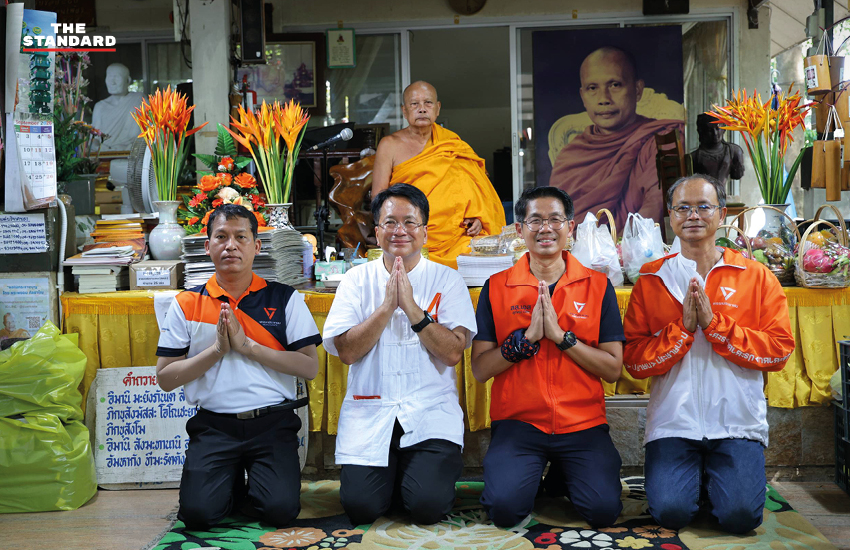 เดชรัต สุขกำเนิด ผู้สมัครนายก อบจ.นนทบุรี พบปะพระพยอม กัลยาโณ ที่วัดสวนแก้ว เพื่อหารือเรื่องสวัสดิการสัตว์จรจัดและผู้สูงอายุ 4