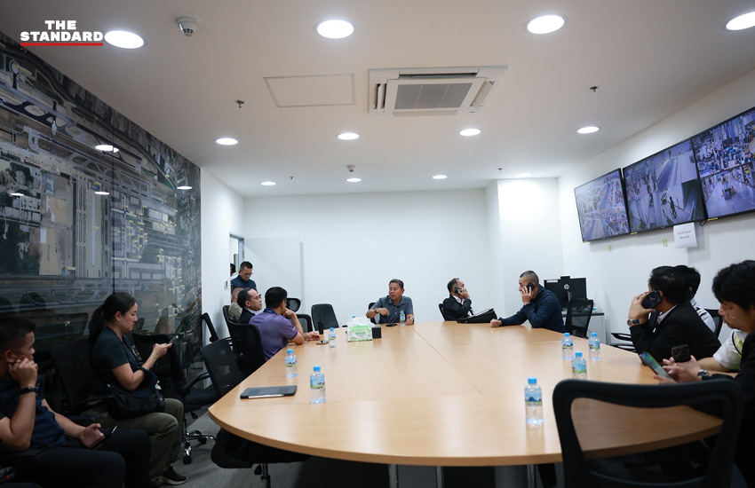 พลโท อดุลย์ บุญธรรมเจริญ รัฐมนตรีว่าการกระทรวงกลาโหม ลงพื้นที่ท่าอากาศยานสุวรรณภูมิ ตรวจเยี่ยมกำลังพลทหารที่สนับสนุนการจัดการสัมภาระ 3