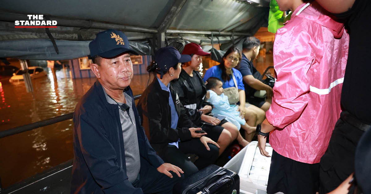 รถ FTS ของกระทรวงกลาโหมกำลังลำเลียงประชาชนในพื้นที่น้ำท่วม