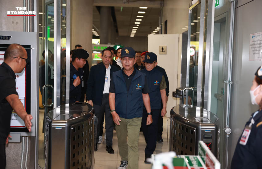 พลโท อดุลย์ บุญธรรมเจริญ รัฐมนตรีว่าการกระทรวงกลาโหม ลงพื้นที่ท่าอากาศยานสุวรรณภูมิ ตรวจเยี่ยมกำลังพลและติดตามการจัดการสัมภาระตกค้าง 3