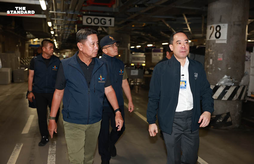 พลโท อดุลย์ บุญธรรมเจริญ รัฐมนตรีว่าการกระทรวงกลาโหม ลงพื้นที่ท่าอากาศยานสุวรรณภูมิ ตรวจเยี่ยมกำลังพลและติดตามการจัดการสัมภาระตกค้าง 4