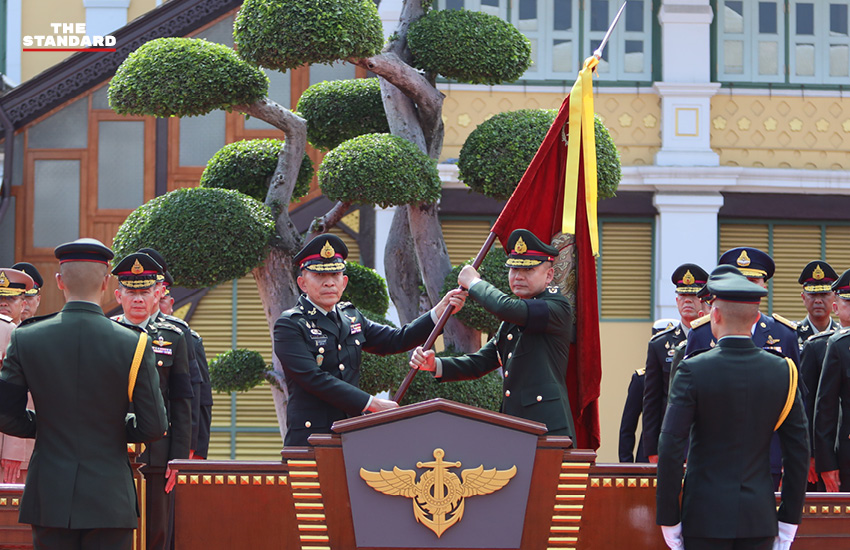 ภาพพิธีรับส่งหน้าที่ปลัดกระทรวงกลาโหมคนใหม่ พล.อ. ศรัณย์ เพชรานนท์ โดยมี พล.อ. ธราพงษ์ มะละคำ ร่วมในพิธี 3
