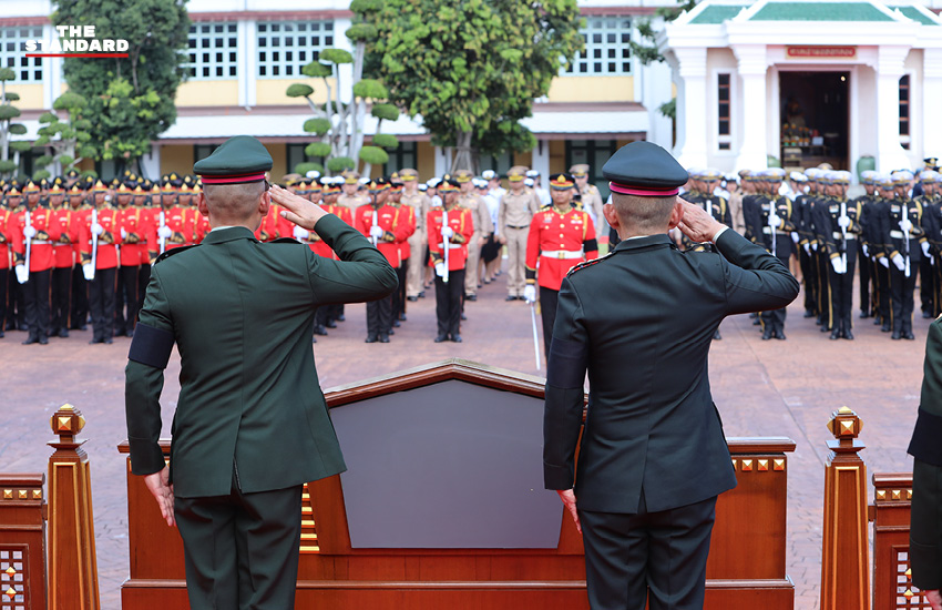 ภาพพิธีรับส่งหน้าที่ปลัดกระทรวงกลาโหมคนใหม่ พล.อ. ศรัณย์ เพชรานนท์ โดยมี พล.อ. ธราพงษ์ มะละคำ ร่วมในพิธี 4