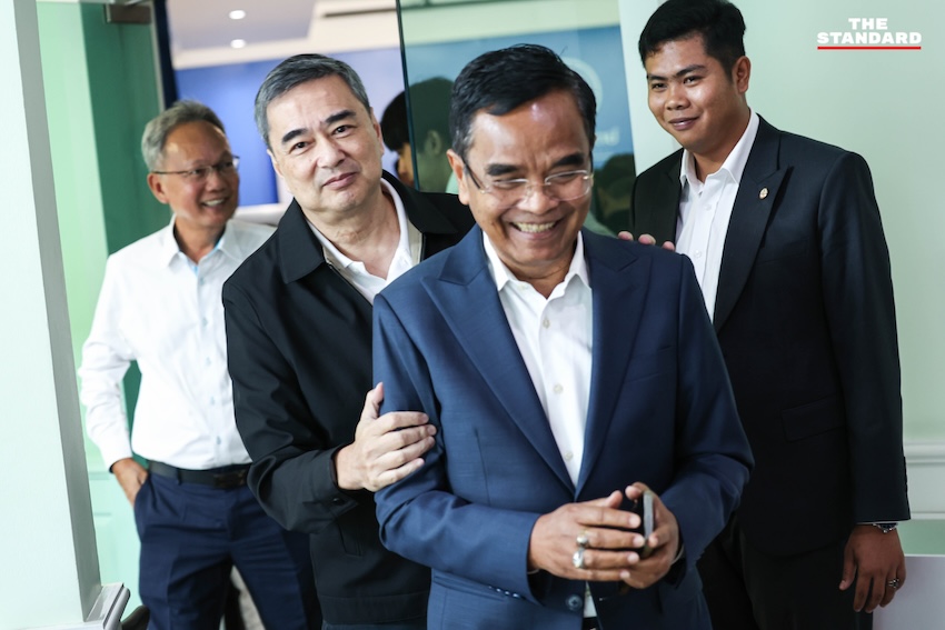 อภิสิทธิ์ เวชชาชีวะ หัวหน้าพรรคประชาธิปัตย์ แถลงข่าวประเด็น กกต. และคดีฮั้ว สว. 3