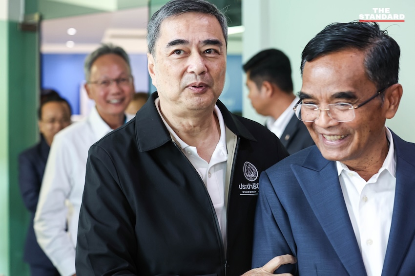 อภิสิทธิ์ เวชชาชีวะ หัวหน้าพรรคประชาธิปัตย์ แถลงข่าวประเด็น กกต. และคดีฮั้ว สว. 8