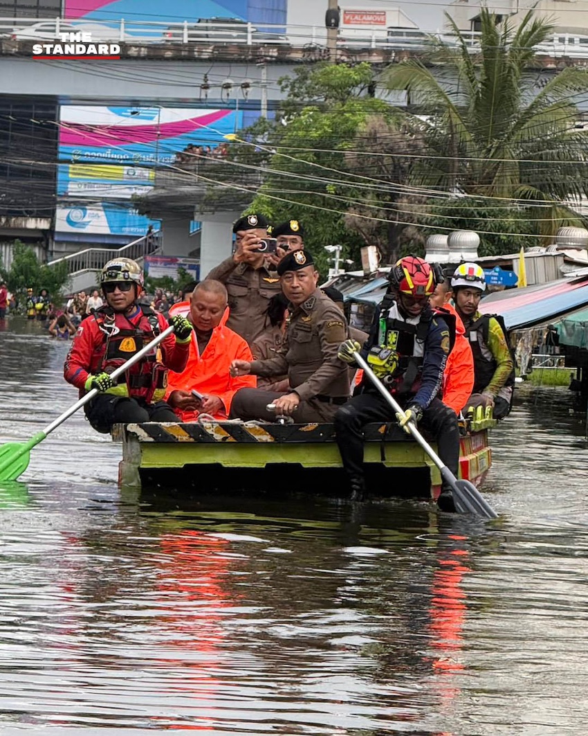 พล.ต.อ. สำราญ นวลมา รอง ผบ.ตร. ลงพื้นที่ช่วยเหลือผู้ประสบอุทกภัยบริเวณคลองจั่น 1