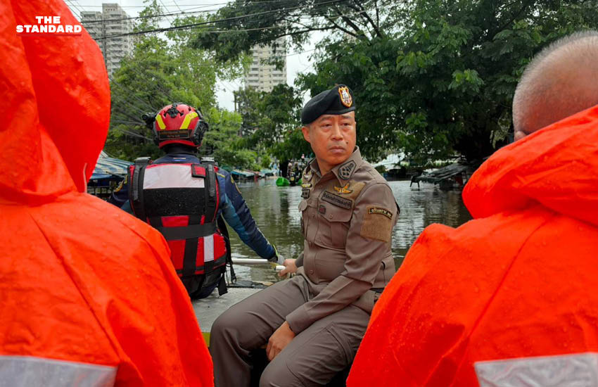 พล.ต.อ. สำราญ นวลมา รอง ผบ.ตร. ลงพื้นที่ช่วยเหลือผู้ประสบอุทกภัยบริเวณคลองจั่น 2