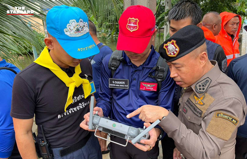 พล.ต.อ. สำราญ นวลมา รอง ผบ.ตร. ลงพื้นที่ช่วยเหลือผู้ประสบอุทกภัยบริเวณคลองจั่น 3