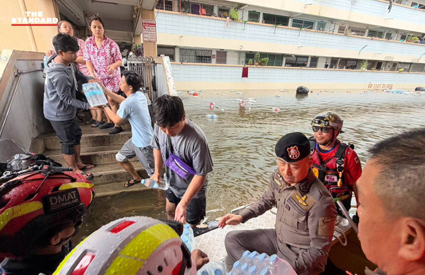 พล.ต.อ. สำราญ นวลมา รอง ผบ.ตร. ลงพื้นที่ช่วยเหลือผู้ประสบอุทกภัยบริเวณคลองจั่น 4