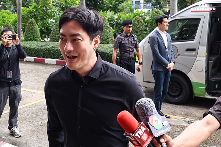 เจ้าหน้าที่ DSI ส่งมอบสำนวนคดี Forex จำนวนมากให้อัยการ โดยมีภาวุธและฟิล์ม รัฐภูมิ เดินทางมารายงานตัว 1