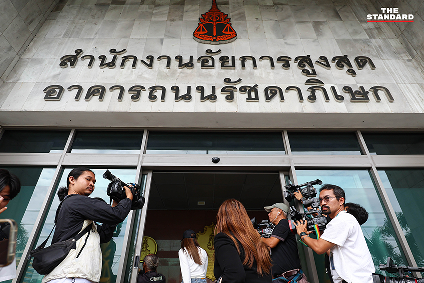 เจ้าหน้าที่ DSI ส่งมอบสำนวนคดี Forex จำนวนมากให้อัยการ โดยมีภาวุธและฟิล์ม รัฐภูมิ เดินทางมารายงานตัว 3