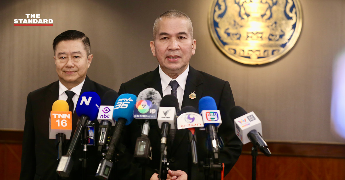 พล.ต.ท.รุทธพล เนาวรัตน์ รัฐมนตรีว่าการกระทรวงยุติธรรม ให้สัมภาษณ์สื่อมวลชน