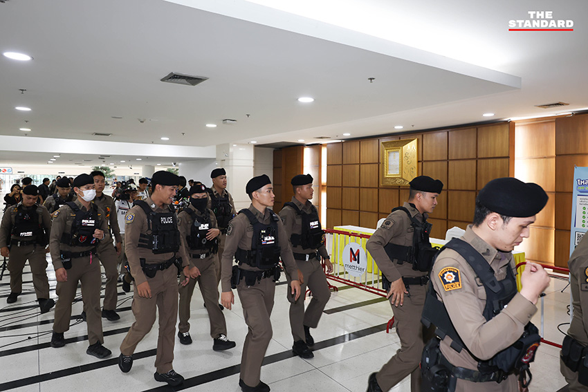 เจ้าหน้าที่รักษาความปลอดภัยและรั้วเหล็กบริเวณสำนักงาน กกต. ก่อนการลงมติคดีเลือก สว. 4