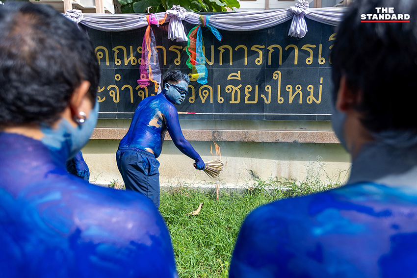 ประชาชนรวมตัวหน้าสำนักงาน กกต. เชียงใหม่ เรียกร้องให้ กกต. สั่งฟ้องคดีฮั้ว สว. 3