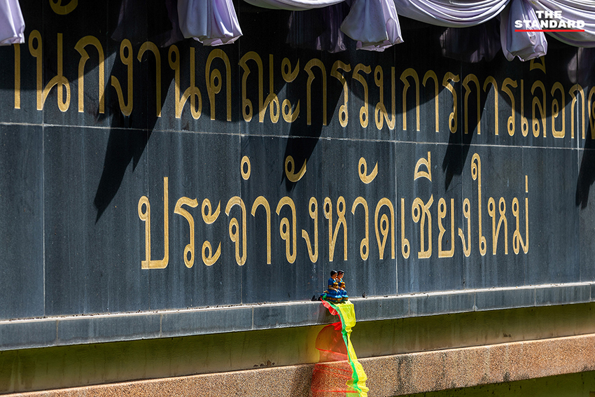 ประชาชนรวมตัวหน้าสำนักงาน กกต. เชียงใหม่ เรียกร้องให้ กกต. สั่งฟ้องคดีฮั้ว สว. 5