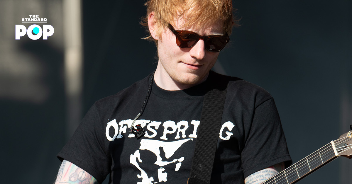 Ed Sheeran กำลังแสดงคอนเสิร์ตบนเวที