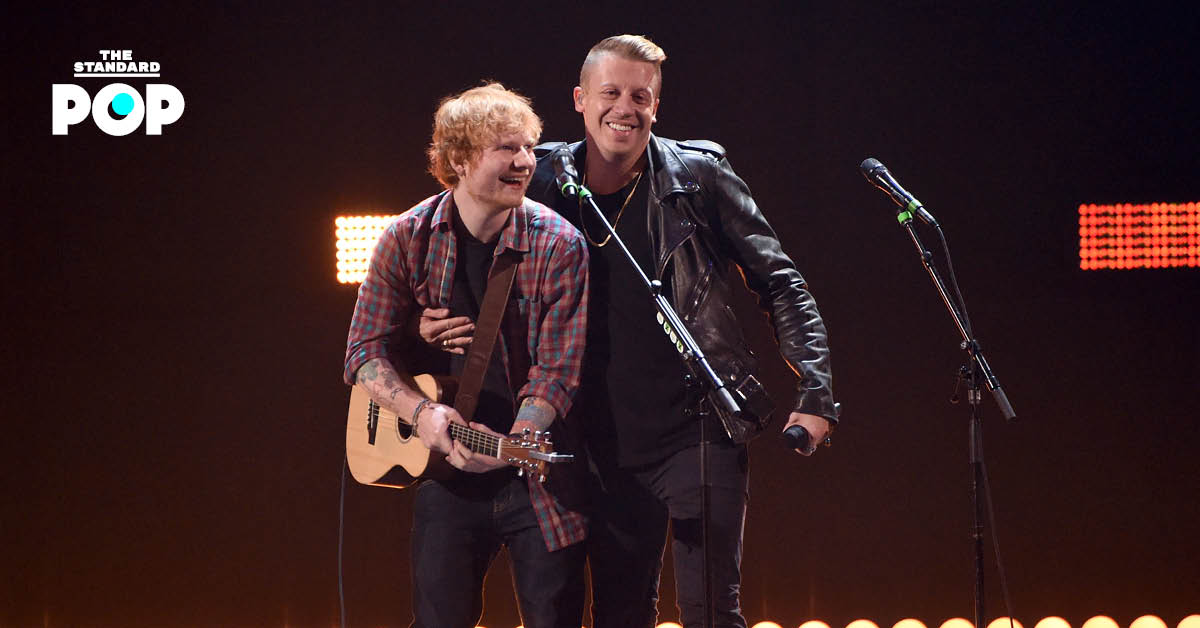 ภาพ Ed Sheeran และ Macklemore กำลังแสดงคอนเสิร์ตร่วมกันบนเวที