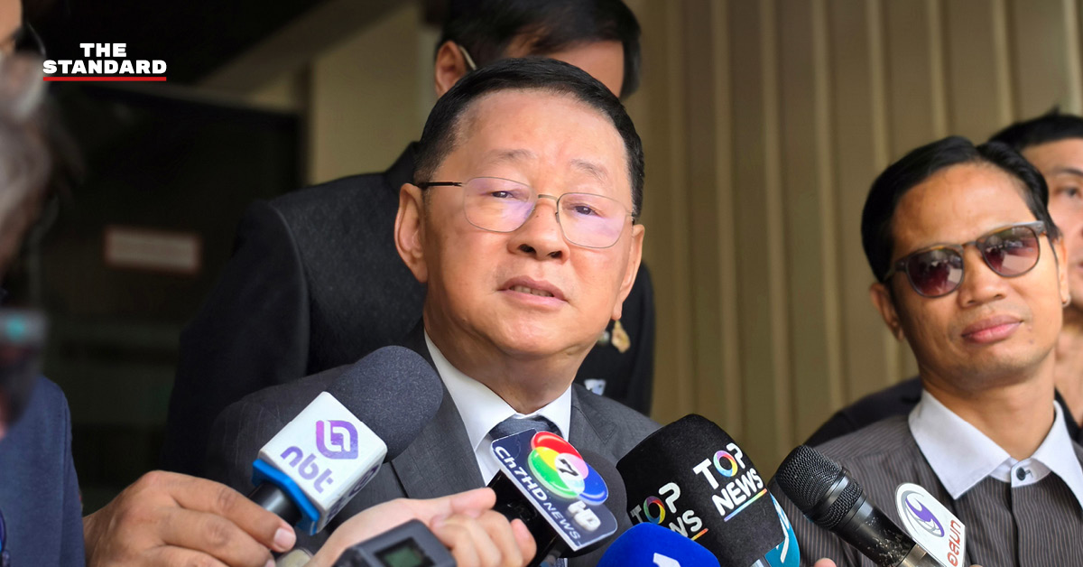 ประเสริฐ จันทรรวงทอง รัฐมนตรีว่าการกระทรวงศึกษาธิการ กำลังให้สัมภาษณ์สื่อมวลชน