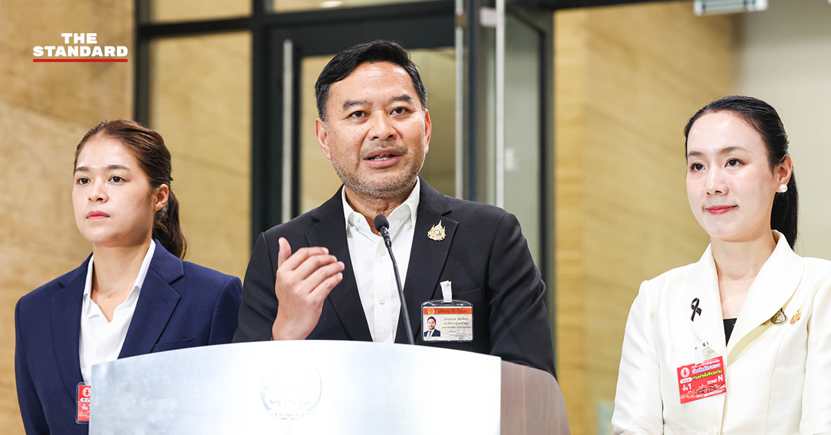 เอกภพ เพียรพิเศษ โฆษกประจำสำนักนายกรัฐมนตรีคนใหม่ กำลังแถลงข่าวต่อสื่อมวลชน