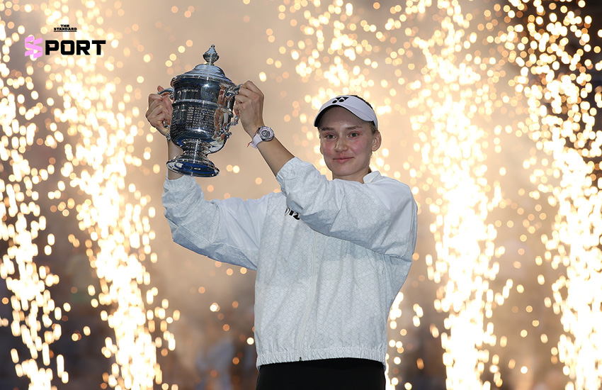เอเลนา รีบาคินา นักเทนนิสหญิงกำลังชูถ้วยแชมป์ยูเอสโอเพน 1