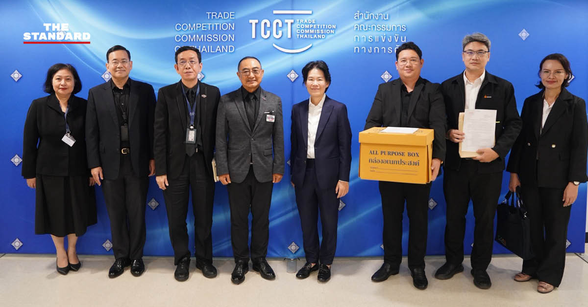 ฐิติภัสร์ โชติเดชาชัยนันต์ เลขานุการรัฐมนตรีว่าการกระทรวงพลังงาน ยื่นเอกสารหลักฐานต่อ พล.ต.ท.พิทยา ศิริรักษ์ กรรมการการแข่งขันทางการค้า